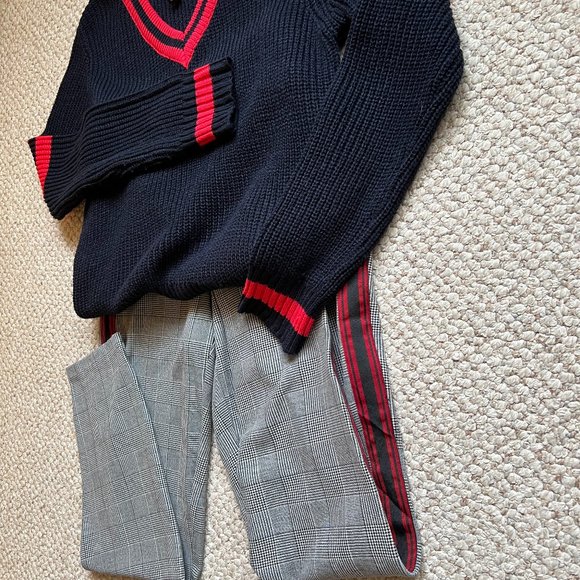 DESIGN LAB - Tipped V-Neck Varsity Sweater - Excellent Condition - Picture 9 of 9